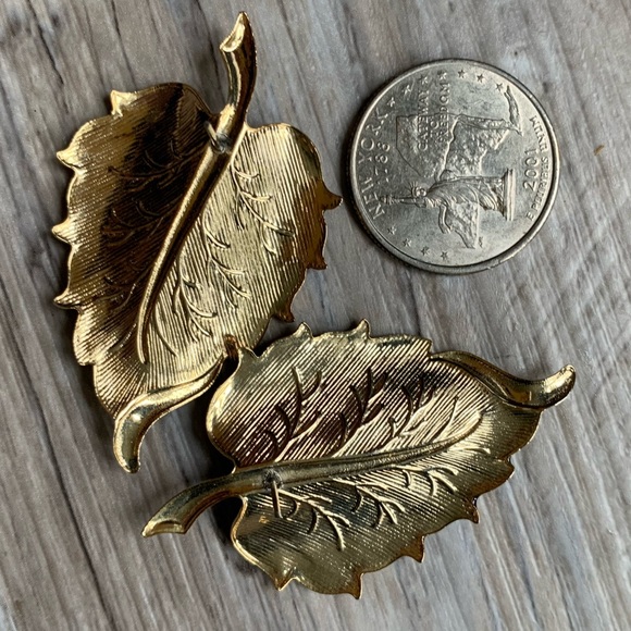 Vintage enamel leaf goldtone earrings - Picture 8 of 9